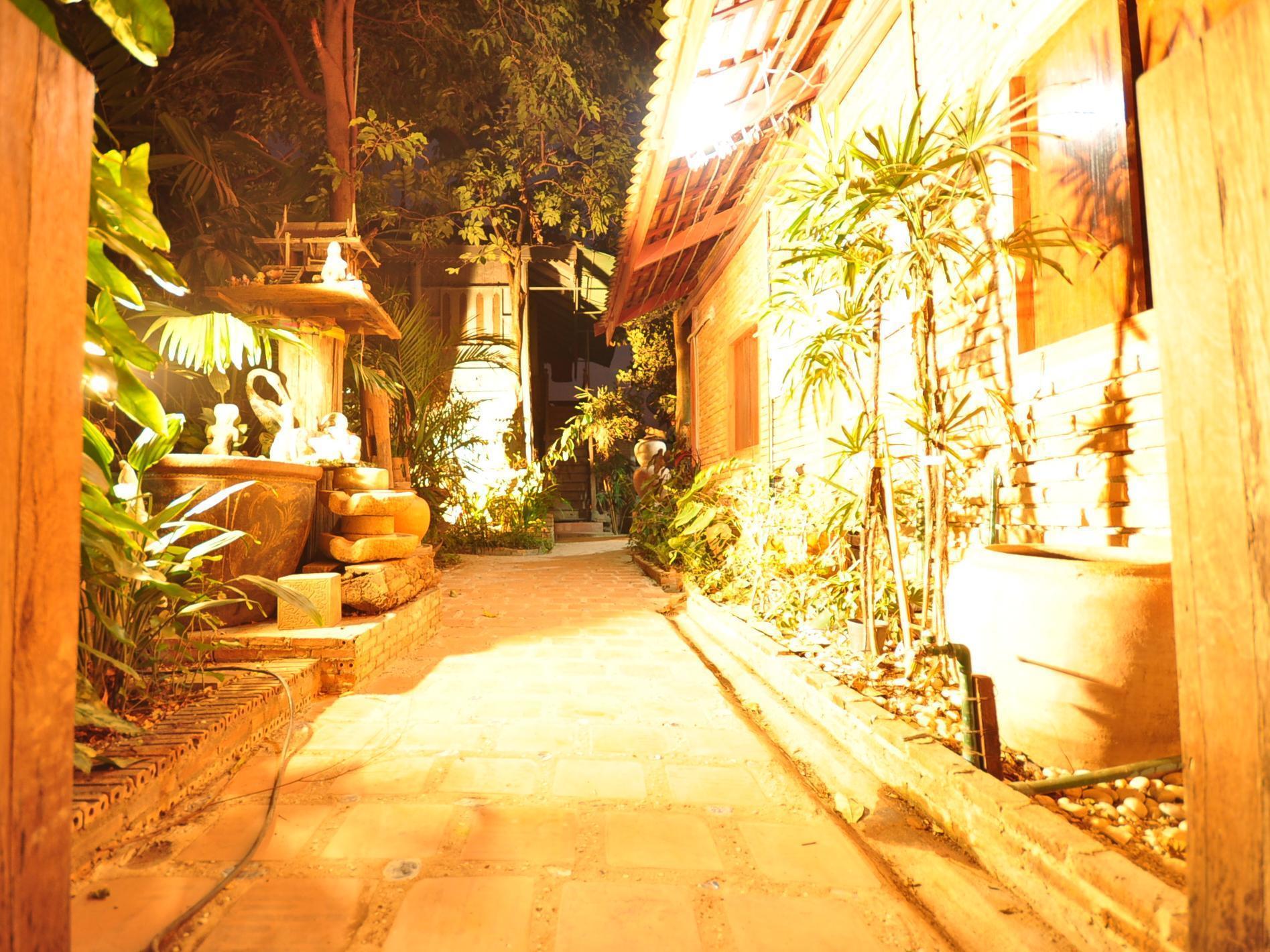 Ayutthaya Bouchic Hostel Exterior foto