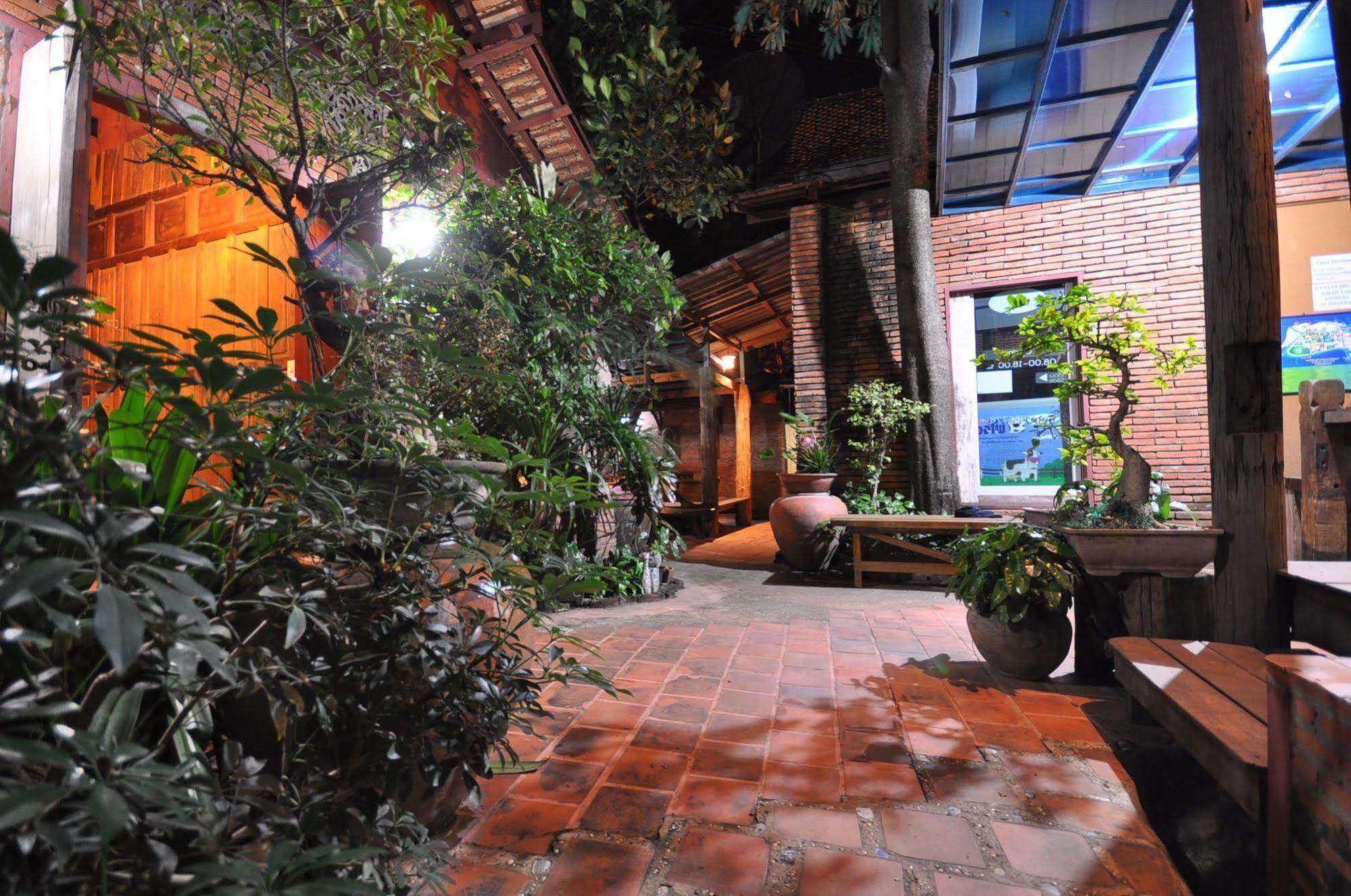 Ayutthaya Bouchic Hostel Exterior foto