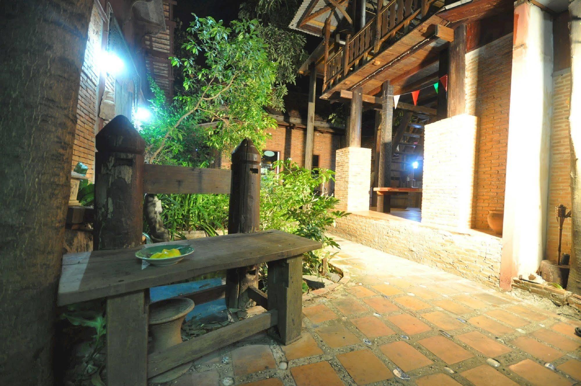 Ayutthaya Bouchic Hostel Exterior foto